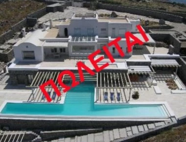 Λάκης Γαβαλάς: Ποιος μένει σήμερα στην βίλα του στη Μύκονο; (βίντεο)